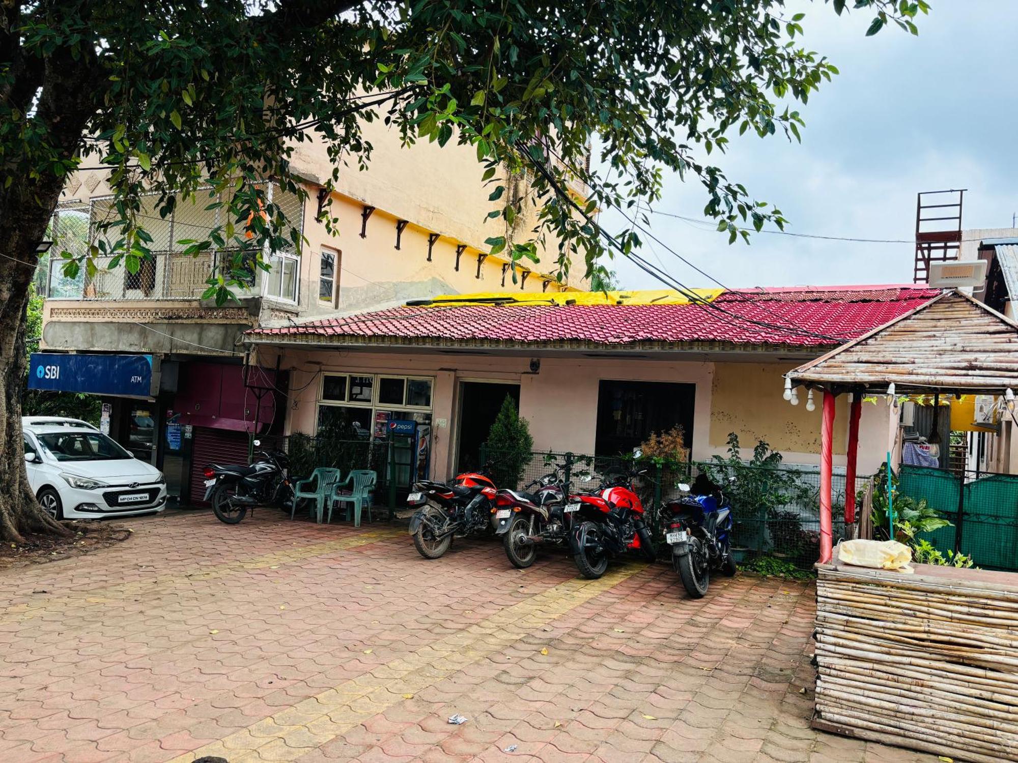 Hotel Paradise Stays Pachmarhi Exterior photo